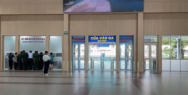 Cửa vào ga Sài Gòn dành cho khách đi tàu