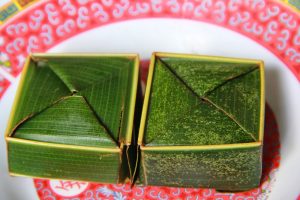 Bánh được làm từ gạo nếp, hoa dành dành, đu đủ, đỗ xanh, dừa
