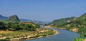 Dòng sông Đakrông thơ mộng bên những ngọn núi