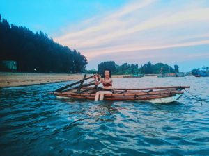 Link Mobile Đăng Ký Tải App Jun88.com 2026 quảng ninh Lênh đênh trên biển ở đảo Cái Chiên với con thuyền gỗ