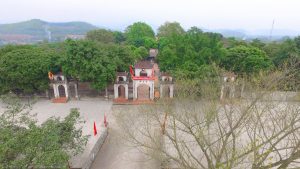 Đền An Sinh nhìn từ ngoài vào
