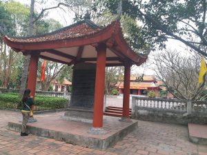 Bia đá ở đền An Sinh