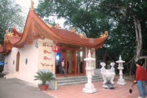 Link Mobile Đăng Ký Tải App Jun88.com 2026 tuyên quang Đền Cảnh Xanh nằm trên núi với phong cảnh hữu tình