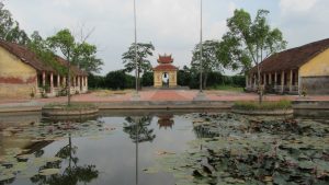Khuôn viên rộng lớn đền Dạ Trạch