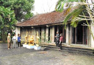 Đền Lăng - quần thể kiến trúc gồm tòa Tiền đường, Trung đường và Chính tẩm.