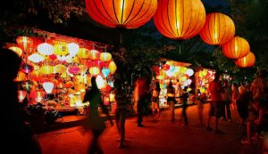 Đèn lồng Hội An được nhiều du khách mua về làm quà