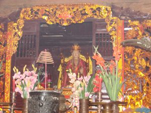 Tượng thờ mẹ Âu Cơ trong đền