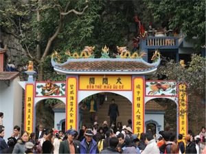 Từng đoàn người hành hương về lễ hội đền mẫu Âu Cơ