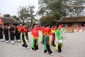 Dâng lễ vật trong lễ hội đền mẫu Âu Cơ