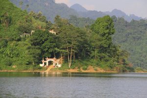 Đền Pắc Tạ nằm dưới chân núi Pắc Tạ, tương truyền là nơi thờ người thiếp của tướng quân Trần Nhật Duật