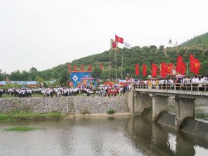 Du khách về tham dự lễ hội đền suối Mỡ