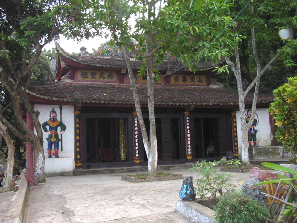 Đền tiên ông linh thiêng nằm trong