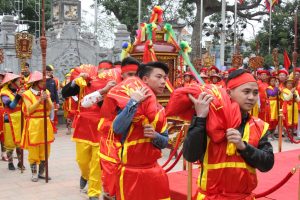 Chuẩn bị cho lễ phát lương tại đền Trần Thương