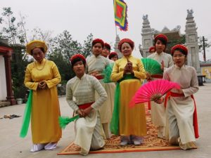 Đội hình hát dậm trong lễ hội đền Trúc