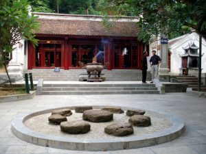 Đền Trung nhìn từ phía Ngoài