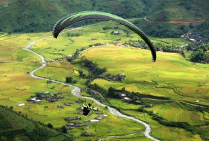 Từ trên đèo nhìn xuống là cánh đòng láu cùng dòng sông uốn lượn hiền hòa