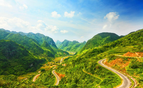 Đèo Pha Đin như dải lụa ngoằn ngèo