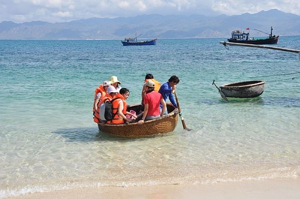 Chèo thuyền thúng trên biển là một thú vui của du khách
