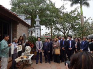 Lối tranh dân gian Đông Hồ được các du khách nước ngoài thích thú tìm hiểu