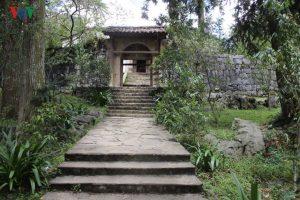 Cổng vào dinh thự vua Mèo
