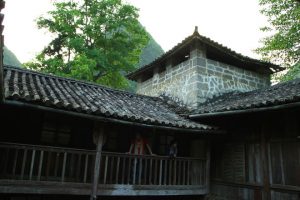Toàn bộ ngôi nhà được dựng bằng gỗ