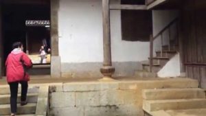 Toàn bộ ngôi nhà được xay dựng tỉ mỉ, tiêu tốn rất nhiều tiền