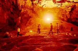 Ngườm Ngao lung linh trong ánh đèn