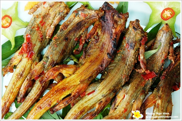 Dông nướng muối ớt được nhiều du khách lựa chọn trong những buổi nhậu