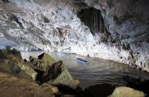 Động Puông sâu trong lòng nui