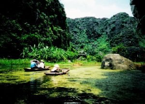 Tam Cốc được ví như Vịnh Hạ Long trên cạn với những cảnh đẹp đắm say lòng người
