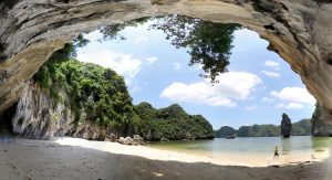 Lối ra động Thiên Cung mở rộng với cảnh đẹp nên thơ