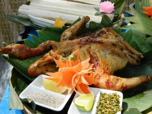 Gà nướng bản Đôn được chế biến từ những con gà đồi, ăn cỏ và rau rừng