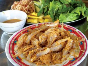 Gỏi cá bống ăn với rau rừng là một biến tấu mới đặc sản cá bống sông Lô