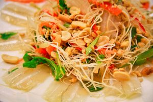 Gỏi cá mai trong suốt, không tanh nên bạn không cần lo lắng vị cá quá tình.Ăn gỏi kèm rau sống và bánh tráng