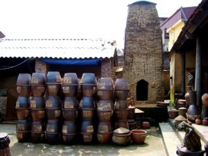 Hình ảnh quen thuộc khi du khách về tham quan làng gốm Phù Lãng