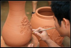 Nét đặc trưng của gốm sứ Phù Lãng là chạm nổi
