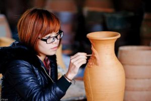 Du khách về tham quan làng gốm Phù Lãng được tự tay vè những hoa văn yêu thích lên sản phẩm gốm sứ