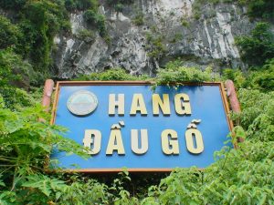 Biển giới thiệu hang Đầu Gỗ được đặt bên ngoài hang