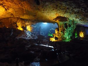 Vào trong hang, bạn sẽ thấy được sự mát mẻ, nó như chiếc điều hòa giúp nhiệt độ luôn ổn định. 