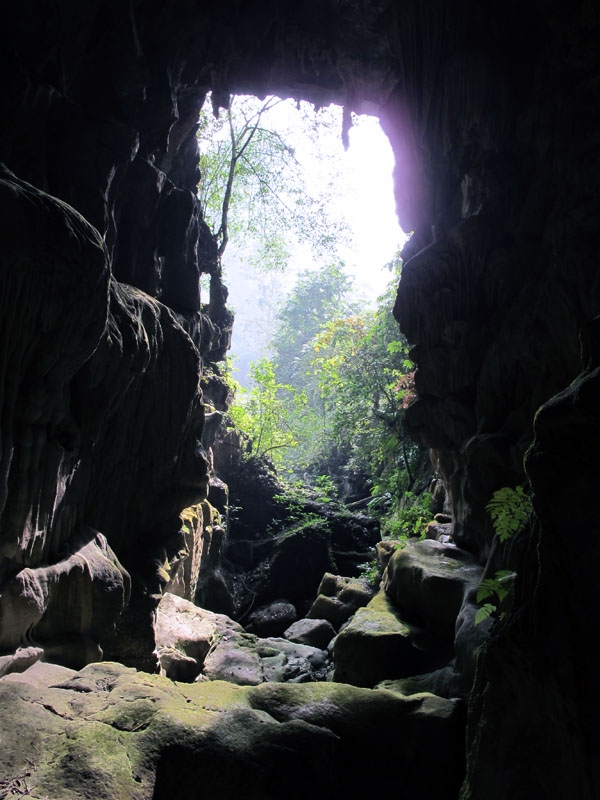 Cửa hang ở đây rộng và thoáng