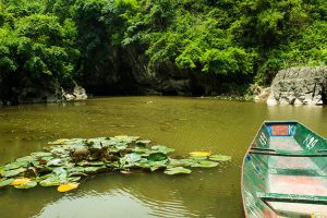 Khung cảnh yên bình, nêN thơ ở Hang Luồn- Ao Dong khiến nhiều du khách thích thú