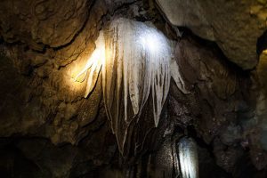 Thạch nhũ lấp lánh trong hang Luồn