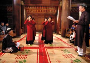 Cho tới nay, nguồn gốc của Hát Xoan có nhiều tích khác nhau nhưng chính điều đó làm phong phú thêm tư liệu hát Xoan