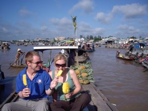 Đi thuyền trên sông nước Hậu Giang
