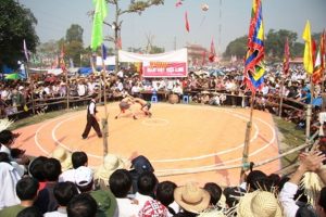 Trò chơi dân gian đấu Vật trong hội Lim