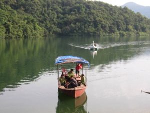 Du khách du ngoạn trên hồ, tham gia các trò choi lý thú