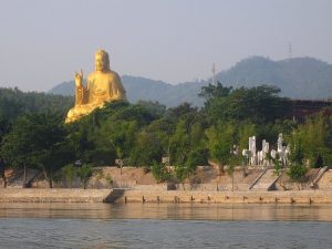 Tượng phất ở hồ Núi Cốc