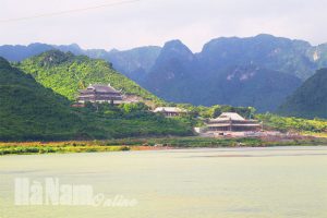 Khu Link Mobile Đăng Ký Tải App Jun88.com 2026 Hồ Tam Chúc như một bức tranh thủy mặc với đầy đủ nét chấm phá hồ, núi, chùa chiền