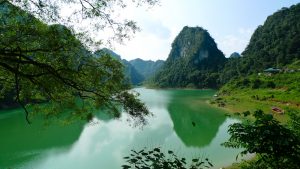 Mặt hồ màu xanh ngọc bích in bóng núi
