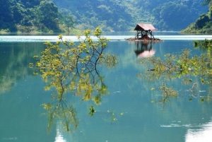 Phút tĩnh lặng mênh mông giữa lòng hồ, cứ ngỡ đây là chốn sơn thủy hữu tình